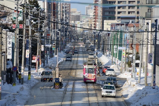 札幌「幌南小学校前」電停近くの歩道橋からススキの方面を‥_R.jpg
